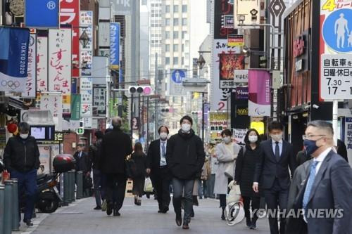 마스크 쓴 행인들로 붐비는 도쿄 도심 거리. [AP=연합뉴스 자료사진]