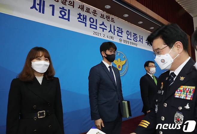 4일 서울 서대문구 경찰청에서 열린 '제1회 책임수사관 인증서 수여식'에서 지우현, 정성숙 책임수사관 부부가 인증서를 받고 기념촬영을 하고 있다.  2021.2.4/뉴스1 © News1 송원영 기자
