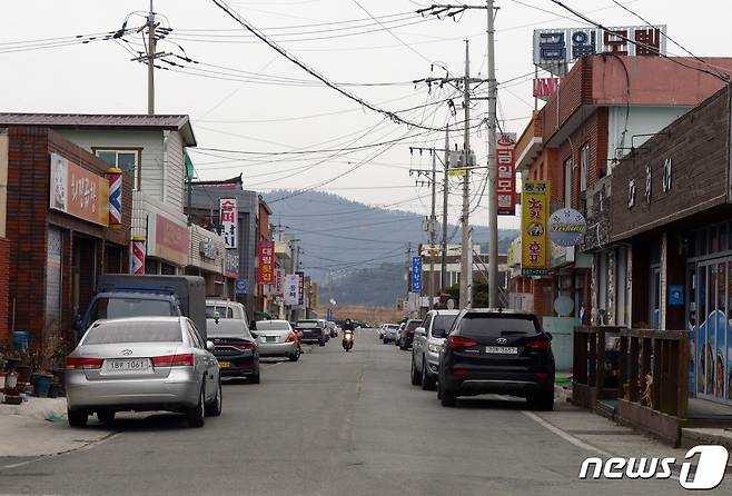 설 연휴 기간 '5인 이상 모임 금지' 조치를 내놓으면서 연휴 첫날인 11일 전남 장흥 회진면 내 거리가 한산한 모습을 보이고 있다.2021.2.11/뉴스1 © News1 박준배 기자