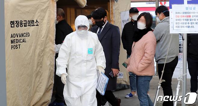 제주 한라병원 선별진료소에 코로나19 진단 검사를 받으려는 사랆들이 몰려 있다.2020.3.4/뉴스1 © News1 오현지 기자