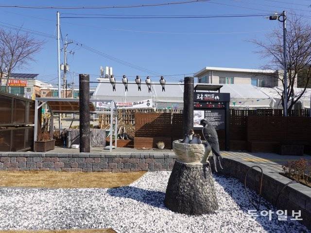 대룡마을을 상징하는 제비 조각상