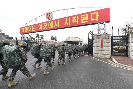 지난달 22일 해병대 1천265기 신병들이 극기주 훈련을 성공적으로 마치고 부대로 복귀하고 있다. [사진 해병대 교육훈련단 제공]