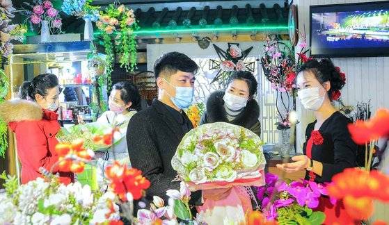 북한 노동당 기관지 노동신문은 12일 설 명절을 지내는 주민들의 풍경을 전했다. 신문은 '설 명절을 축하합니다'라는 북한식 새해 인사를 언급하며 새해 선물로 꽃을 사는 주민들의 모습을 보도했다. 뉴스1