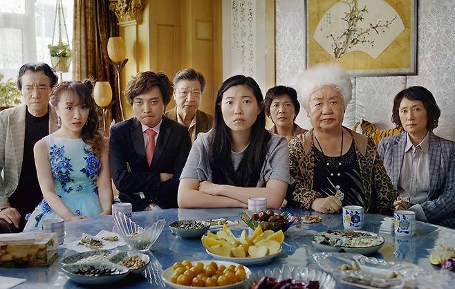 오랜만에 만난 친척들의 ‘뼈있는 대화’부터 할머니 집 특유의 요란한 벽지까지. 영화 <페어웰>에서는 한국과 같은 듯 다른 중국 문화를 관찰하는 재미도 쏠쏠하다. 오드 제공