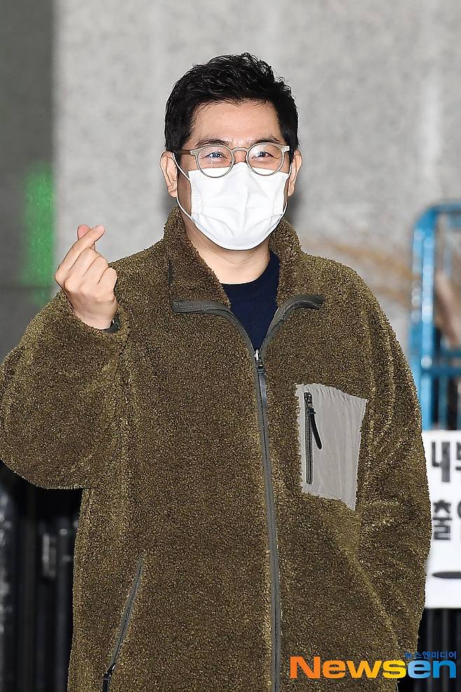 Comedian and MC Jin Yongman is entering the broadcasting station to attend the MBC every1 South Korean Foreigners recording at MBC Dream Center in Ilsan-dong, Goyang-si, Gyeonggi-do on the afternoon of February 12th.