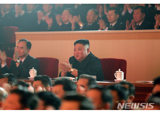 [서울=뉴시스] 북한 노동당 기관지 노동신문은 12일 "김정은 동지께서 당 중앙지도기관 성원들과 함께 2월11일 설 명절 경축공연을 관람했다"고 밝혔다. 2021.02.12. (사진=노동신문 캡처) photo@newsis.com