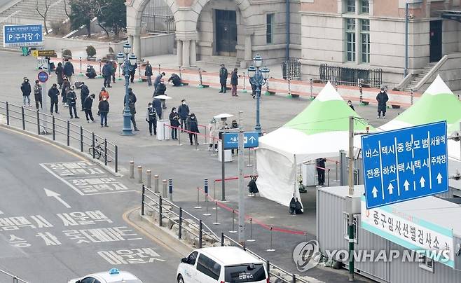 연휴 첫날, 멈추지 않고 운영되는 선별검사소 (서울=연합뉴스) 김도훈 기자 = 설 연휴 첫날인 11일 오전 서울역광장에 설치된 임시선별검사소에서 시민들이 검사를 위해 대기하고 있다. 2021.2.11 superdoo82@yna.co.kr