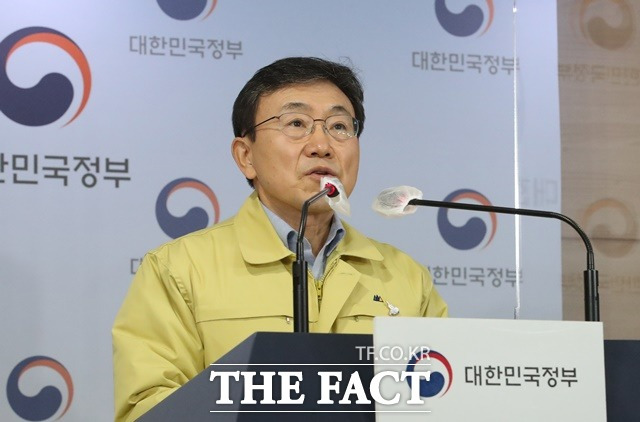 정부가 오는 15일부터 2주 동안 수도권의 거리두기는 2단계로, 이외 지역은 1.5단계로 완화한다. 수도권 식당과 카페 등 영업시간은 기존 밤 9시에서 밤 10시로 한 시간 늘어난다. 사진은 13일 오전 서울 종로구 정부서울청사 합동브리핑실에서 사회적 거리두기 조정안을 발표하고 있는 권덕철 장관. /뉴시스