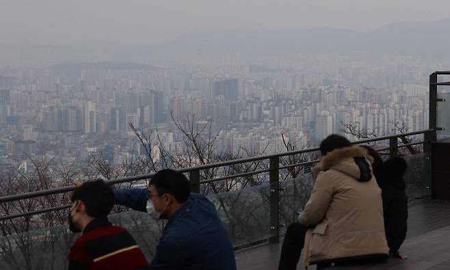 서울 남산에서 바라본 서울시내 아파트. [한주형 기자]