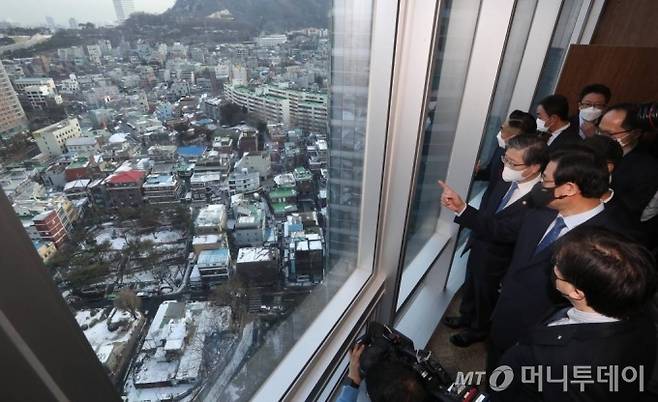 [서울=뉴시스]사진공동취재단 = 5일 서울 용산구 KDB생명타워에서 열린 쪽방촌 정비방안 계획발표에 참석한 변창흠 국토교통부 장관이 김학진 서울시 행정2부시장, 성장현 용산구청장, 김세용 주택도시공사 사장 등 기관 관계자들과 부지를 바라보며 대화를 하고 있다. 2021.02.05. photo@newsis.com