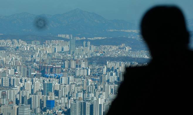 서울 중구 남산서울타워에서 바라 본 도심 아파트 일대. 뉴스1