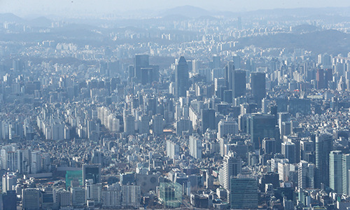 지난 8일 서울 송파구 롯데월드타워 서울스카이에서 바라본 서울 아파트 단지. 뉴스1