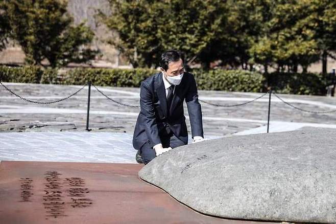 더불어민주당 우상호 서울시장 예비후보가 13일 경남 김해 봉하마을에 있는 고 노무현 전 대통령 묘역을 참배하고 있는 모습. 우 후보 페이스북