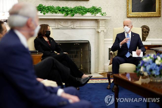 주지사 및 시장들과 만난 조 바이든 미국 대통령 [로이터=연합뉴스]