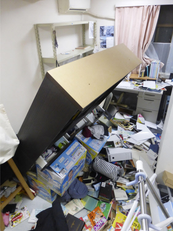 14일 일본 후쿠시마현 고리야마의 한 사무실이 전날 밤 지진으로 책장이 쓰러지면서 바닥이 서류 등이 어지럽게 널려 있다 (사진=고리야마=AP/뉴시스)