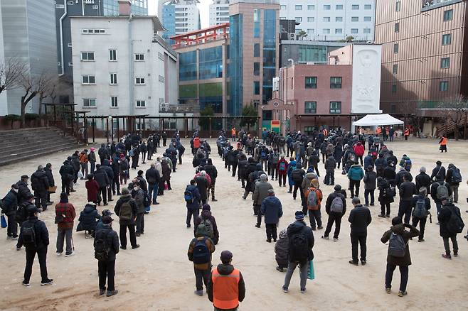 지난달 27일 오후 서울 중구 명동성당에 있는 무료급식소 '명동밥집'에서 노숙인 등이 도시락을 받기 위해 줄을 서고 있다. / 고운호 기자