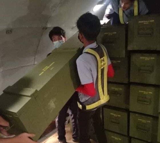 지난 11일 미얀마 네티즌 사이에서 퍼진 사진. 중국 화물기가 양곤 공항에 서있는 사진에 이어 해당 사진이 퍼지면서 시위대는 중국이 미얀마 군부를 지원하고 있다는 의혹을 제기하고 있다. [트위터 갈무리]