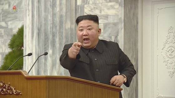 지난 8~11일 열린 북한 노동당 8기 2차 전원회의에 참석한 김정은 북한 국무위원장이 경직된 표정을 한 채 손가락으로 무언가 또는 누군가를 가리키며 말하고 있다. 연합뉴스