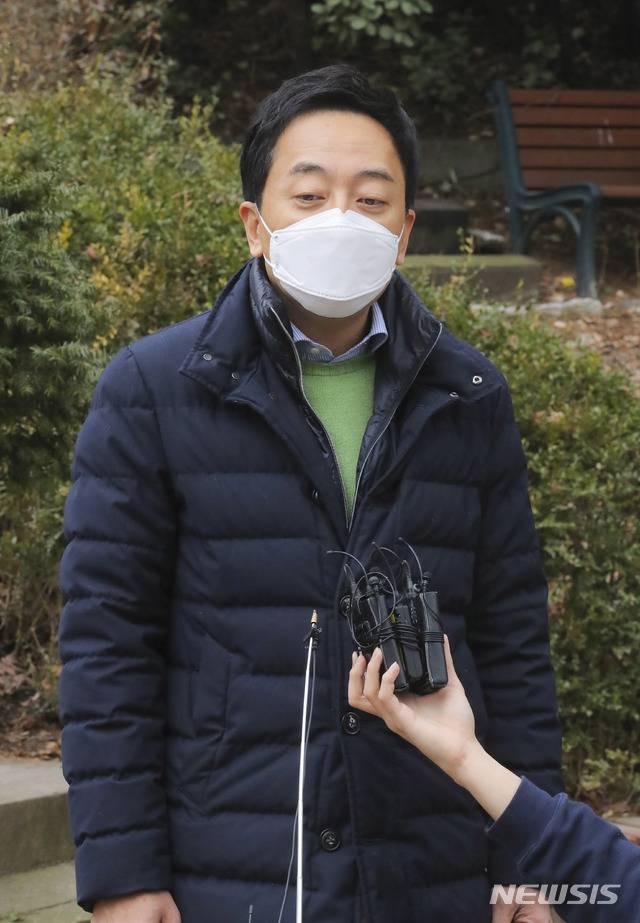 [서울=뉴시스]국회사진기자단 = 서울시장 보궐선거에 출마한 금태섭 예비후보가 14일 남산 국립극장앞에서 안철수 대표와의 TV토론 무산과 관련 기자들의 질문에 답하고 있다.  2021.02.14. photo@newsis.com