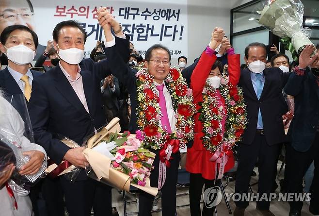 기뻐하는 홍준표 4.15 총선에서 대구 수성구을에 무소속으로 출마한 홍준표 후보가 개표 결과 당선이 확실시되자 지난해 4월 16일 새벽 대구시 수성구 두산동 선거캠프에서 지지자들로부터 꽃다발을 받고 기뻐하고 있다. [연합뉴스 자료사진]