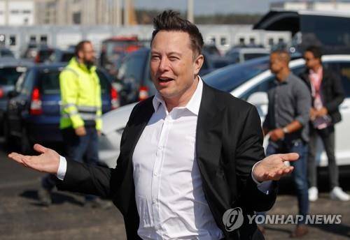 일론 머스크 테슬라 최고경영자(CEO)가 지난해 9월 3일 독일  베를린 인근 그륀하이데의 '테슬라 기가 팩토리' 건설 현장을 방문해 포즈를 취하고 있다. [AFP 연합뉴스 자료사진. 재판매 및 DB 금지]