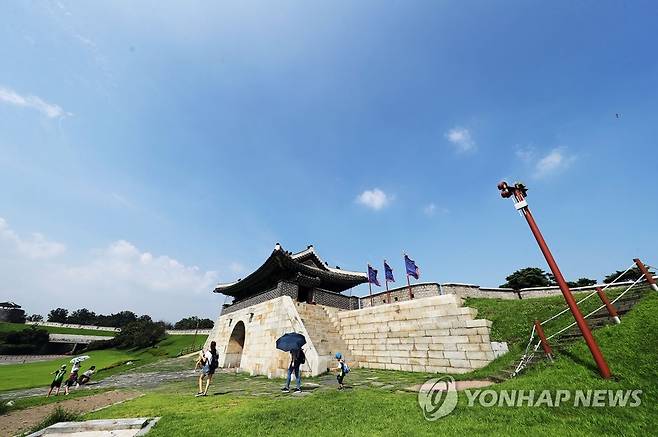 세게문화유산 수원 화성(華城) 2019년 8월 22일 경기도 수원시 세계문화유산 화성(華城) 창룡문을 찾은 관광객들이 성곽길을 걷고 있다. [연합뉴스 자료사진. 재판매 및 DB 금지]