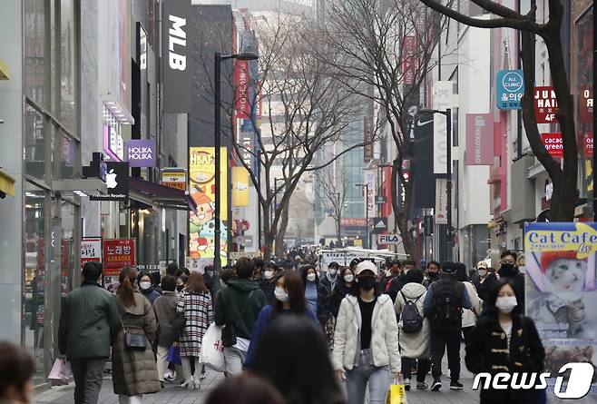 14일 오후 서울 중구 명동거리로 나온 시민들이 설 연휴 마지막 날을 즐기고 있다. 2021.2.14/뉴스1 © News1 권현진 기자