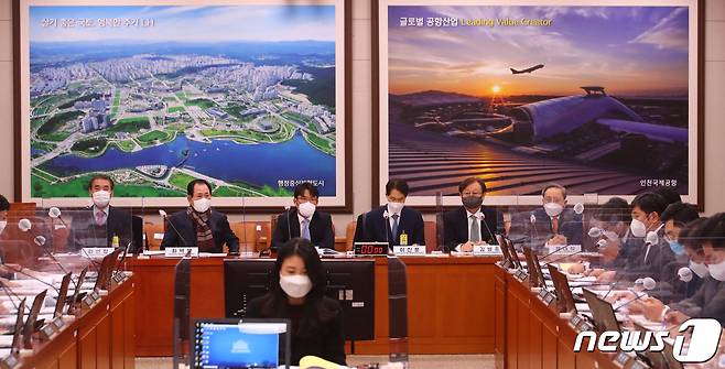 15일 국회 국토교통위원회 전체회의에서 '대구통합신공항특별법 및 대구경북 신공항 건설 특별법 제정을 위한 공청회'가 열리고 있다. 왼쪽부터 최연철 한서대학교 항공학부 교수, 최백영 대구광역시 지방분권협의회 의장, 이승태 법무법인 도시와사람 대표변호사, 이진훈 대구산업구조개편 특별위원회 위원장, 김병종 한국항공대학교 항공교통물류학부 교수, 윤대식 영남대학교 도시공학과 교수. 2021.2.15/뉴스1 © News1 박세연 기자