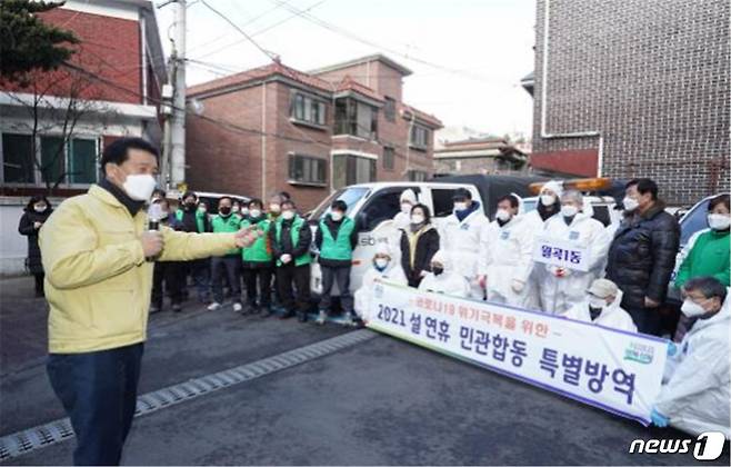 이승로 서울 성북구청장이 15일 월곡동 특별방역 현장을 찾아 주민들에게 인사하고 있다.(성북구 제공)© 뉴스1