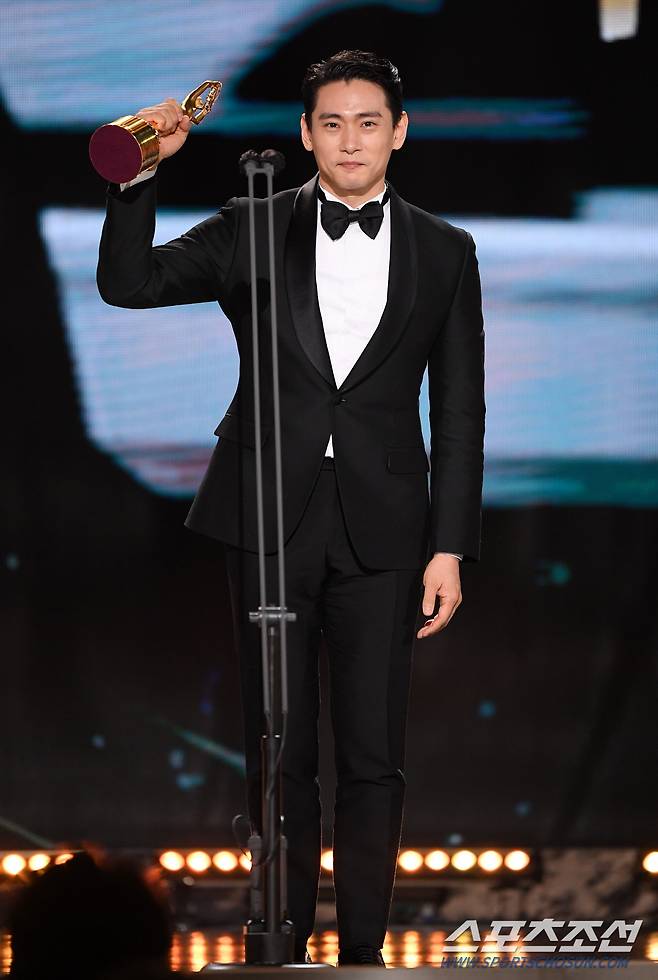 제41회 청룡영화상 시상식이 9일 인천 영종도 파라다이스시티에서 열렸다. 신인남우상을 수상한 유태오가 수상 소감을 말하고 있다. 인천=허상욱 기자 wook@sportschosun.com/2021.02.09/