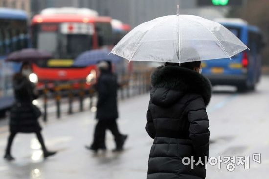 초봄 같은 포근한 날씨 속 비가 내린 26일 서울 삼일대로에서 우산을 쓴 시민들이 발걸음을 재촉하고 있다. /문호남 기자 munonam@