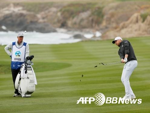 2021년 미국프로골프(PGA) 투어 AT&T 페블비치 프로암 골프대회 우승한 다니엘 버거가 최종라운드에서 경기하는 모습이다. 사진제공=ⓒAFPBBNews = News1