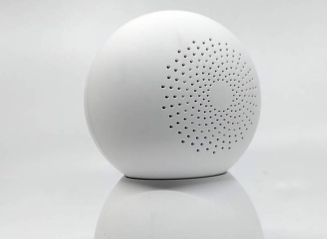 카메라 뒷면에 스피커가 있어 음성을 직접 출력할 수 있다