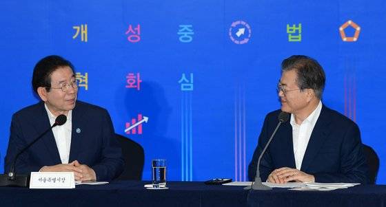 2019년 7월 부산에서 열린 행사에서 나란히 앉은 문재인 대통령(오른쪽)과 박원순 당시 서울시장. 지난해 7월 박 전 시장의 성추행 사건이 터지자 문 대통령은 수차례 "안타깝다"고 말했다. [청와대사진기자단]