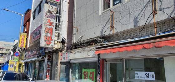 부산의 대표적 번화가였던 남포동 자갈치역 일대에 임대 안내문이 나붙은 빈 점포들. 장세정 기자