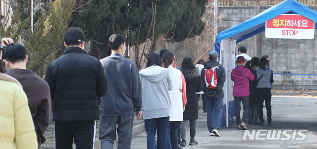 [서울=뉴시스]김명원 기자 = 지난 13일 서울 용산구 순천향대학교 서울병원에서 신종 코로나바이러스 감염증(코로나19) 확진자가 37명이 나온 가운데 임시선별진료소에는 검사를 받으려는 사람들이 줄지어 대기하고 있다.  2021.02.13. kmx1105@newsis.com