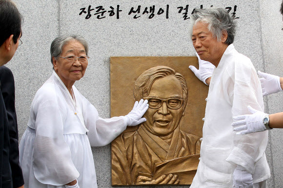 박정희 정권 시절 유신 반대투쟁에 앞장서다 숨진 채 발견된 장준하 선생의 부인 김희숙(왼쪽) 여사가 2일 별세했다. 사진은 2012년 경기 파주시 탄현면 성동리에서 열린 ‘장준하 공원 제막식 및 제37주기 추도식’에서 추모 부조를 만지며 포즈를 취하는 고인과 백기완 선생. 연합뉴스