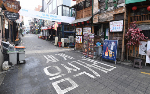 사회적 거리두기 단계 완화 시행을 하루 앞둔 14일 클럽을 비롯한 유흥시설이 밀집한 서울 용산구 이태원거리가 한산한 모습을 보이고 있다. 15일 부터 수도권은 기존 2.5단계에서 2단계, 비수도권은 2단계에서 1.5단계로 완화돼 식당과 카페는 오후 10시까지 매장 영업 시간이 연장되며 유흥주점·단란주점·감성주점·콜라텍·헌팅포차 등 유흥시설 5종과 홀덤펍은 다시 문을 열 수 있게 됐다./오승현 기자