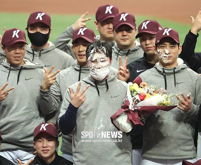 ▲ 키움 선수들이 미국으로 떠나는 김하성을 축하하며 기념 사진을 찍고 있다. ⓒ 곽혜미 기자