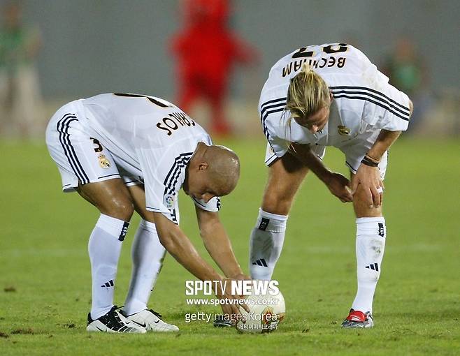 ▲ 프리킥을 준비하는 카를로스와 데이비드 베컴(왼쪽부터). 누가 차도 무시무시한 슛이 상대 골키퍼를 기다리고 있다.