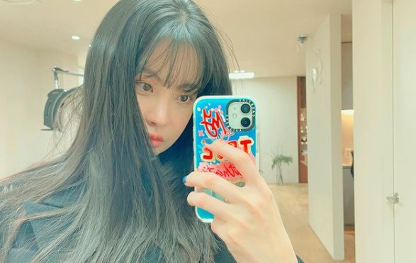 Actor Oh Yeon-seo captivated Eye-catching by unveiling Selfie, which features a dazzling doll beauty.Oh Yeon-seo posted a picture on his Instagram on the 15th with an article entitled Yes, I have bangs.The photos posted together show Oh Yeon-seo taking Selfie.Oh Yeon-seo, who transformed into a hairstyle with long straight hair and bangs, captivates Eye-catching with the charm of doll visuals and a cheerful atmosphere goddess.On the other hand, Oh Yeon-seo will meet fans through the movie Apgujeong Report (Gase).