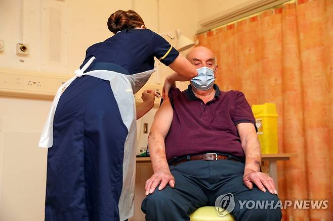 영국, 아스트라제네카 백신 접종 개시…1호는 옥스퍼드 토박이 노인 [연합뉴스 자료사진]