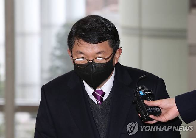 선고 공판 출석하는 김석균 전 해양경찰청장 (서울=연합뉴스) 박동주 기자 = 2014년 세월호 참사 당시 초동조치를 제대로 하지 않아 승객들을 숨지게 한 혐의로 재판에 넘겨진 김석균 전 해양경찰청장이 15일 오후 서초구 서울중앙지법에서 열린 선고 공판에 출석하고 있다. 2021.2.15 pdj6635@yna.co.kr