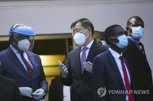 공항에 마중 나간 치웽가(왼쪽) 짐바브웨 부통령과 궈샤오춘 중국대사 [AP=연합뉴스]