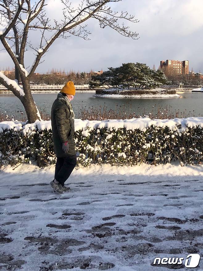 17일 오전 광주 광산구 쌍암동 쌍암공원에서 한 시민이 산책하고 있다. 전날 오후부터 광주와 전남 19개 시군에 대설주의보가 발효 중인 가운데 광주 누적적설량은 9.8㎝를 기록하고 있다. 2020.2.17/뉴스1 © News1