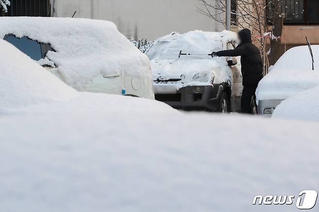 16일 경기도 전역에 2~7cm 규모의 눈이 내릴 것으로 예보된 가운데 경기도가 이날 오전 10시부터 재난안전대책본부 비상 1단계를 가동, 비상 근무에 들어간다./뉴스1 © News1 이재명 기자