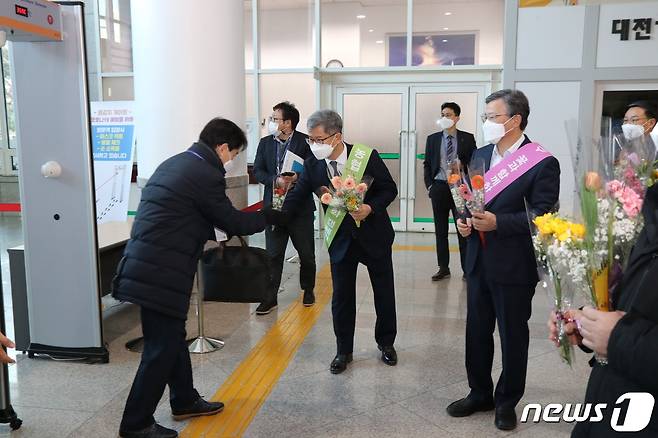 대전농협은 16일 대전시청 로비에서 대전시와 함께하는 ‘사랑愛 꽃 나눔행사’를 가졌다.© 뉴스1