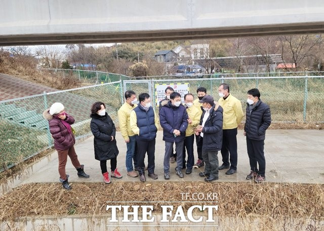 군산시의회 군장산단인입철도공사에 따른 민원관련대책 특별위원회가 16일 군장산단인입철도 건설공사 현장을 방문해 공사와 관련해 장기간 지속된 민원에 대해 청취하고 있다. /군산시의회 제공