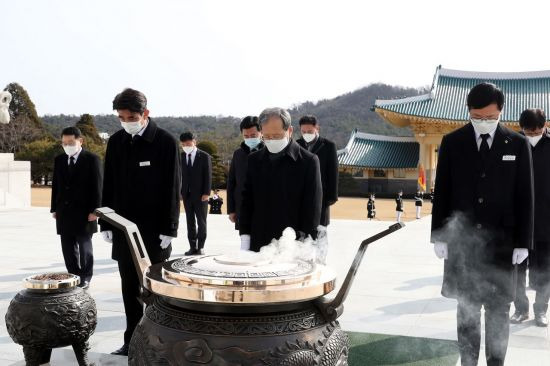 국가철도공단 김한영 이사장이 16일 취임식을 마친 후 국립대전현충원을 찾아 참배하고있다. 국가철도공단 제공