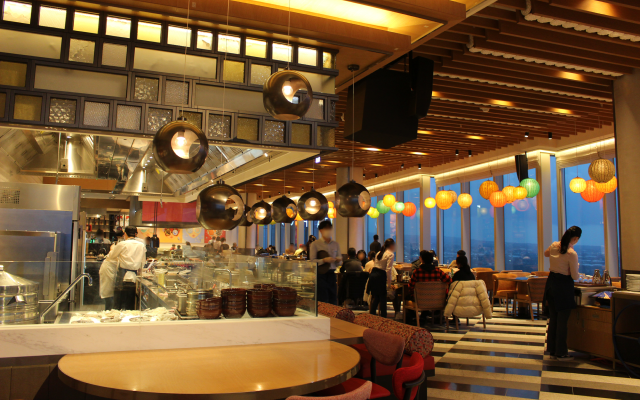 제주 시내와 바다를 조망할 수 있는 실내 포장마차 콘셉트의 식당인 제주 드림타워 38층의 ‘포차’ /유한빛 기자